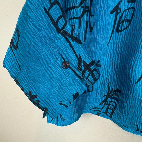 Chico's Turquoise Crinkle Button Up Blouse with Black Oriental Writing; Size XL - Picture 6 of 9